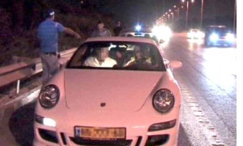 הפורשה הדוהרת לאחר שנעצרה [צילום: אגף התנועה של המשטרה]