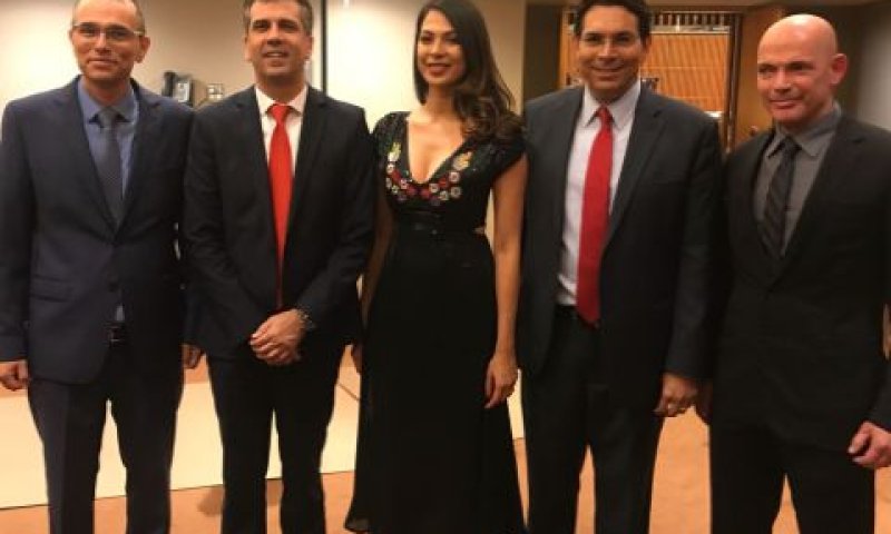 מימין לשמאל: ד"ר דני גולד ראש מפא"ת במשרד הביטחון ומפתח כיפת ברזל, דני דנון שגריר ישראל לאו"ם, השחקנית מורן אליאס, אלי כהן שר הכלכלה והתעשייה ורן מידן מנכ"ל נטפים [צילום: דוברות משרד הכלכלה]