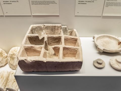 התיבה כפי שמוצגת באגף הארכיאולוגיה של מוזיאון ישראל [זוהר שמש, מוזיאון ישראל, ירושלים]