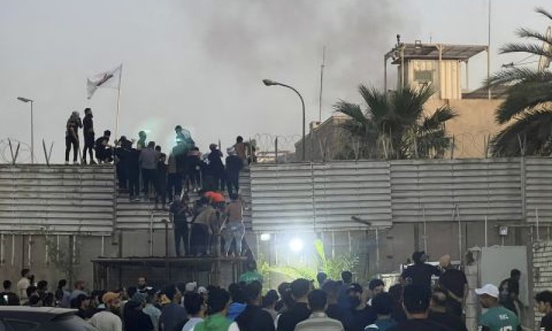 הצתת בניין השגרירות [צילום: עלי ג'באר/AP]