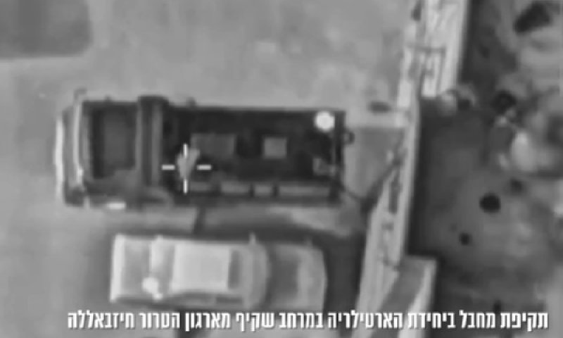 שניה לפני הפגיעה באחד מן המחבלים [צילום: דובר צה"ל]