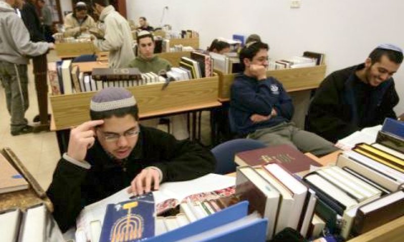 תלמידים בישיבת הר ברכה, ישיבתו של הרב מלמד [צילום אילוסטרציה: פלאש 90]