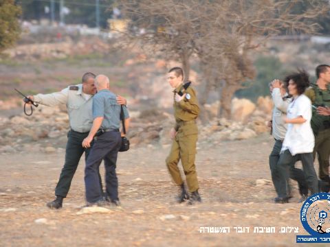 גלעד ומשפחתו נוחתים סמוך למצפה הילה [צילום: חטיבת דובר המשטרה]