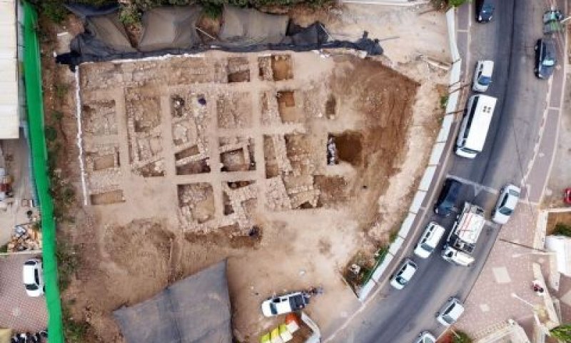 צילום (סטילס) אווירי של חפירת המצודה [צילום: גיא פיטוסי, באדיבות רשות העתיקות]