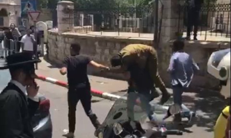 חילוץ על הכתפיים של בלש מחופש לחייל