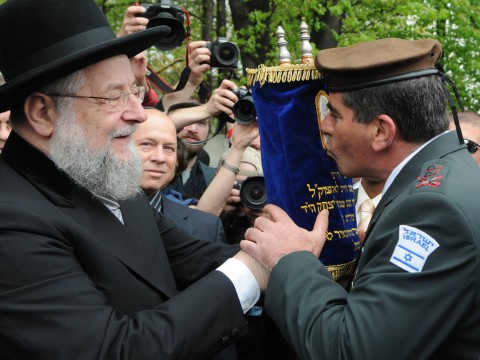 הרמטכ"ל, הרב הראשי לשעבר, הרב ישראל מאיר לאו, וספר התורה