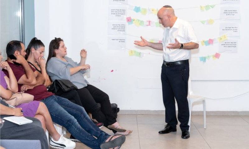אלי כסיף, מנכ"ל קיטו מרום, במפגש עם הורים [צילום: יח"צ]