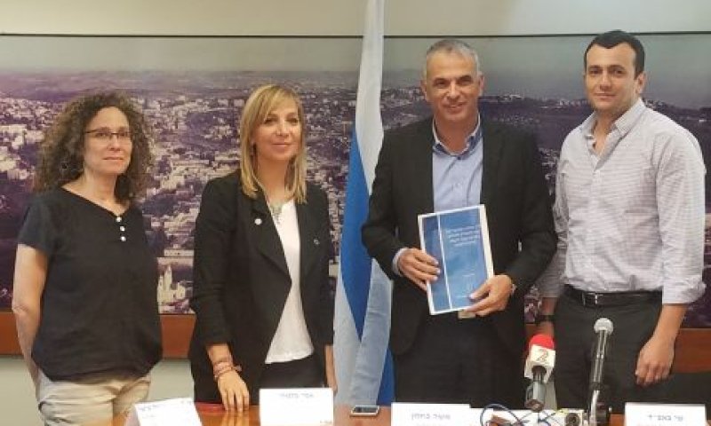 כחלון מקבל לידיו את הדו"ח. נגד אשליית הציבור [צילום: דוברות משרד האוצר]