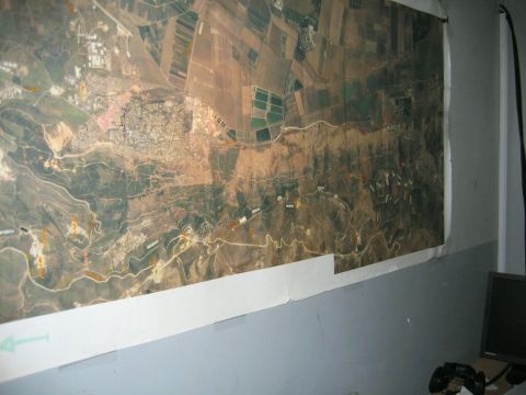תצלום אוויר של יישובי הצפון אשר אותר בחדר שליטה של החיזבאללה. [צילום: דו"צ]