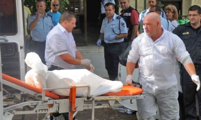 פינוי גופה מזירת הרצח [צילום: פלאש 90]