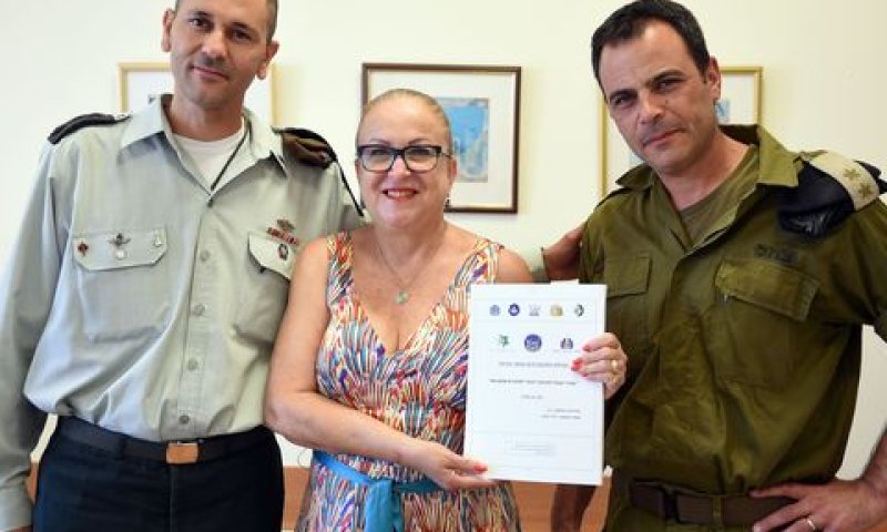 ברכה הרץ, רמ"ט תכנית IT דרומה עם אל"ם אשר דבש, ראש מנהלת מעבר התקשוב לנגב בצה"ל וסא"ל ליאור קדוש ראש ענף DC2020 באגף התקשוב [צילום: דנה שרגא]