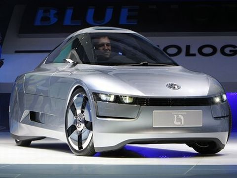 מכונית 1 ליטר, המכונית החסכנית של פולקסווגן, מגיעה למאה קמ"ש על ליטר אחד של דלק בלבד [צילום: AP]