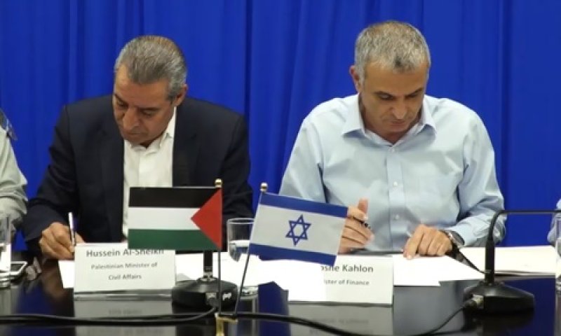 כחלון וא-שייח' חותמים על ההסכם [צילום: AP]