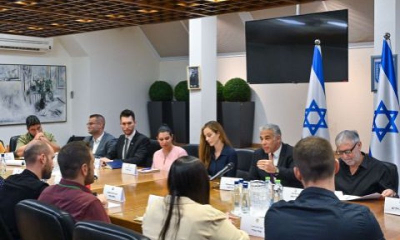 פגישת לפיד על ארגוני הלהט"ב [צילום: קובי גדעון/ לע"מ]