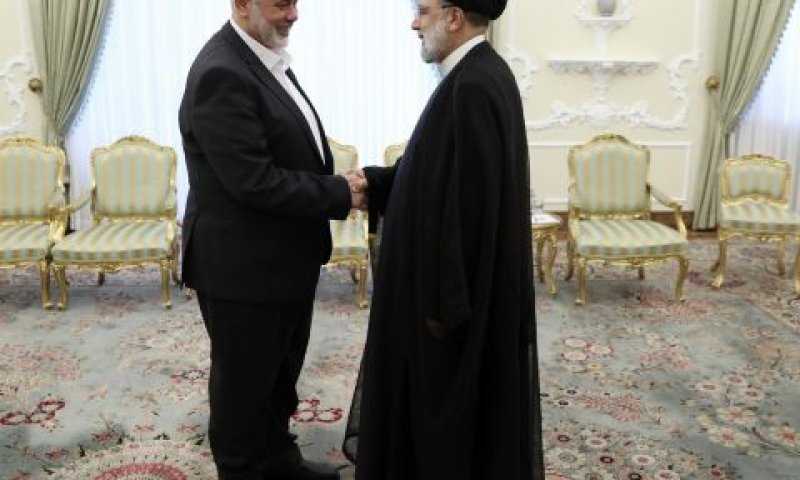 אבראהים ראיסי ואיסמאעיל הנייה [צילום: לשכת הנשיאות באירן/באמצעות AP]