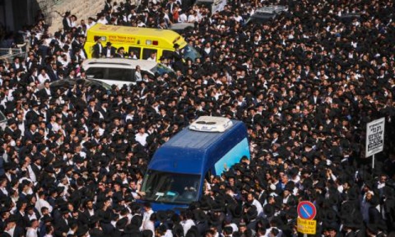 ההמון אחר מיטת הרב [צילום: יונתן זינדל/פלאש 90]