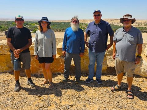 מימין: גיל סלוין, מנכ"ל רשות ניקוז ונחלים ערבה לשעבר מאיר צור, ראש מועצה אזוריתהערבה התיכונה ששון אליאס יוזם הקמת התצפית, מיכל אסיף הדס רשות ניקוז ונחלים ערבה, עזרא רבינס חבר מושב צופר שסייע בהקמת התצפית [צילום: טלי אמיתי]