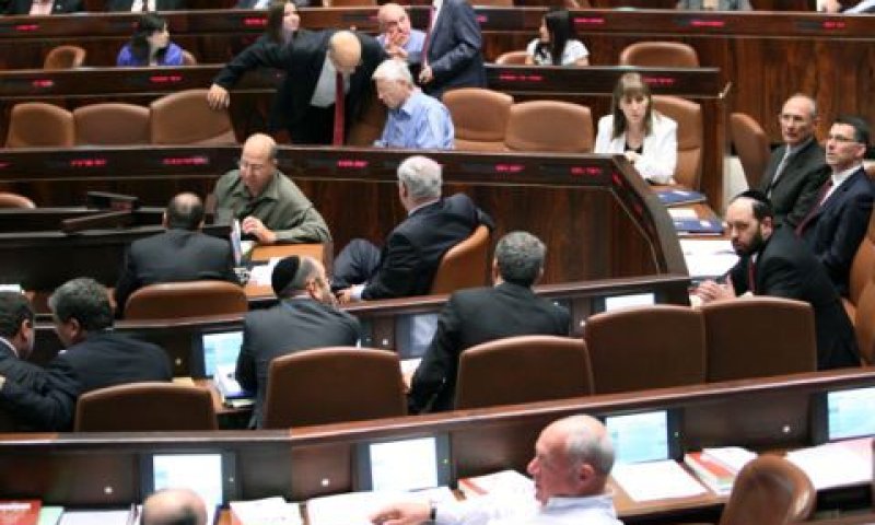 נקשרים לבוחר [צילום: פלאש 90]