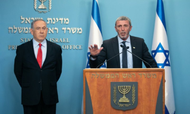 השר פרץ ונתניהו. ניסיון לפצל [צילום: אוליביה פיטוסי/פלאש 90]