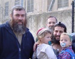 עמיאור עם שמואל מידד (זנגי), מנכ"ל עמותת חננו