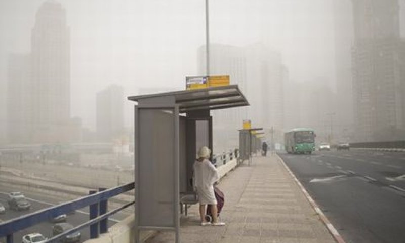 תחנת אוטובוס בתל אביב [צילום: עודד בלילטי/AP]