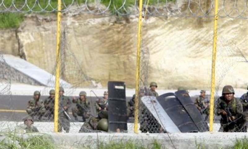 חיילי צבא הונדורס מגינים על נמל התעופה [צילום: AP]