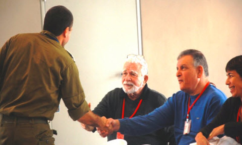 מפקד שלדג לוחץ יד לאבי ביתן ולפרופ' דוד חן מהמרכז ללימודים אקדמיים [צילום: עמליה עינב]