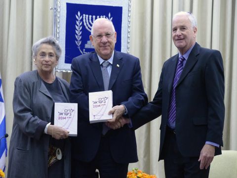 נשיא המדינה מקבל לידיו את דוח העוני [צילום: מארק ניימן/לע"מ]