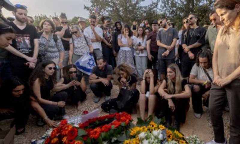 משפחתה וחבריה של החטופה שני לוק בלווייתה בשריגים [צילום: חיים גולדברג/פלאש 90]