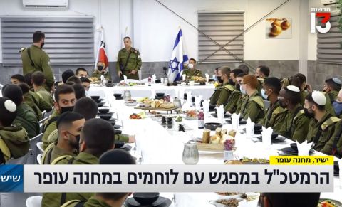 הלוחמים, בהם דתיים, מקשיבים לרמטכ"ל [מן הטלוויזיה]