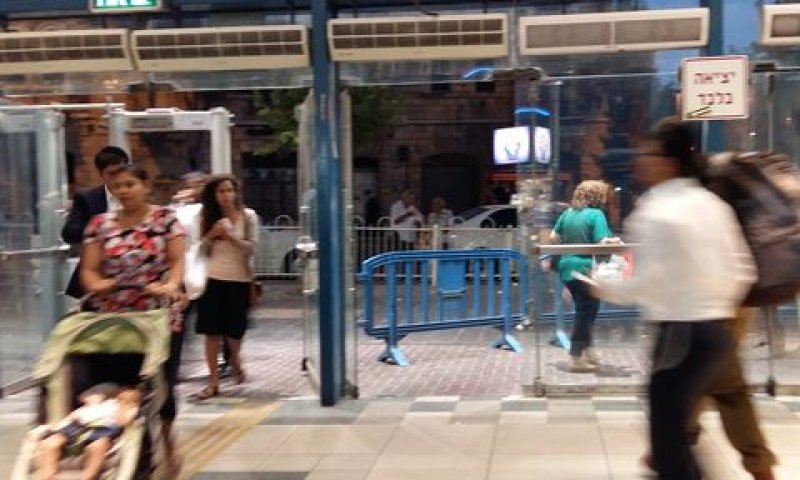 אישה עם עגלת תינוק בכניסה לתחנה המרכזית בירושלים