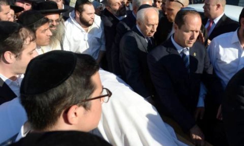 ניר ברקת ליד מיטת הרב יוסף [צילום: פלאש 90]