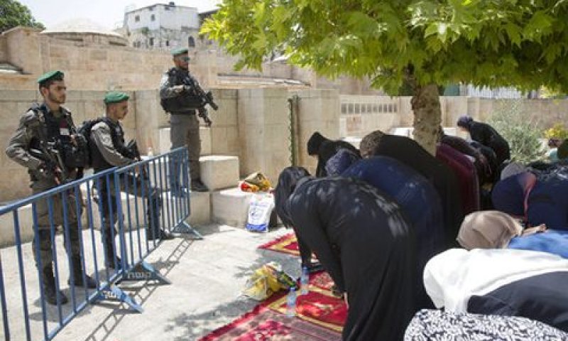 ערביות בשערי ההר אתמול [צילום: עודד בלילטי/AP]