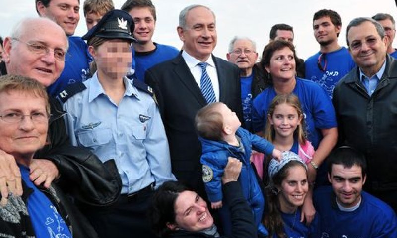 נתניהו, ברק והנווטת הדתיה תמר [צילום: משרד הביטחון]