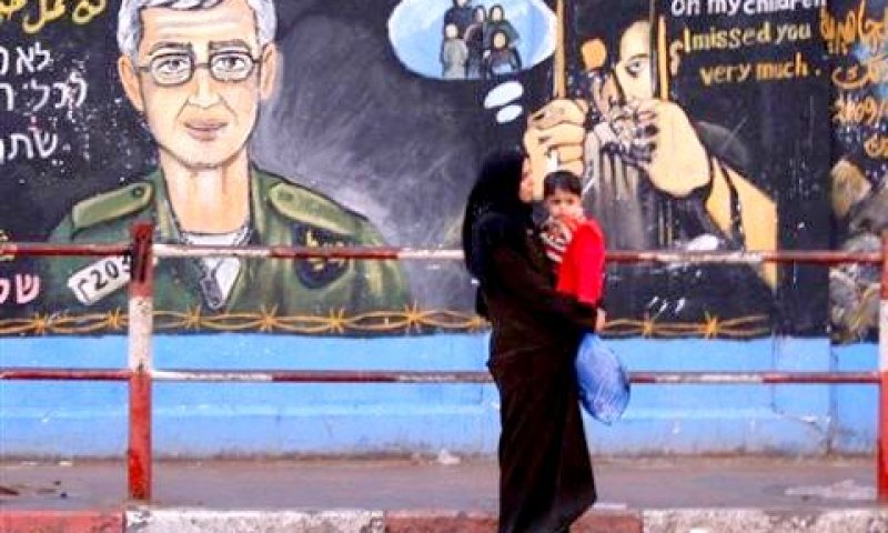 גרפיטי גלעד שליט במחנה ג'בליה [צילום: AP]