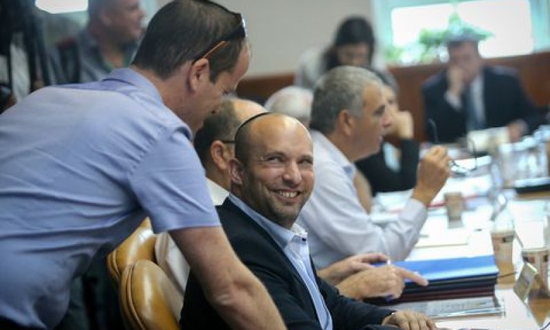 שר החינוך נפתלי בנט בישיבת ממשלה [צילום: אלכס קולומויסקי]
