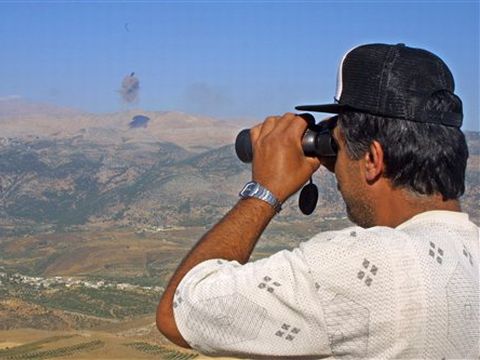 אזרח לבנוני מביט דרומה לעבר גבול ישראל [AP]