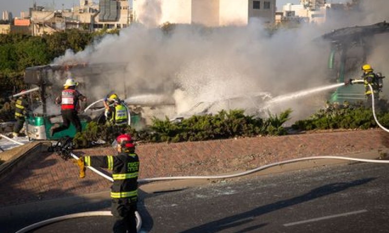 האוטובוסים הבוערים [צילום: נתי שוחט/פלאש 90]