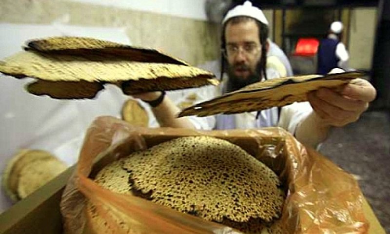 אפיית מצות. דרושה שמירה מוקפדת [צילום אילוסטרציה: פלאש 90]