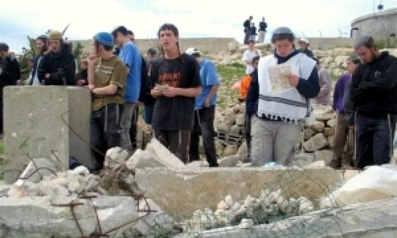 מתפללים בחומש [צילום: יש"ע שלנו]