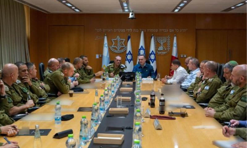 כ"ץ עם חברי פורום מטכ"ל [צילום: אריאל חרמוני]
