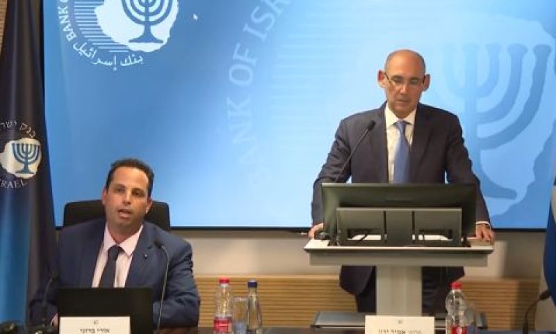 אמיר ירון ודובר הבנק אורי ברזני [צילום: לע"מ]