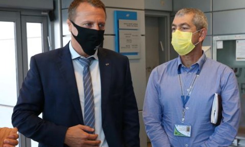 השר רזבוזוב בנתב"ג [צילום: קוקו, דוברות רש"ת]