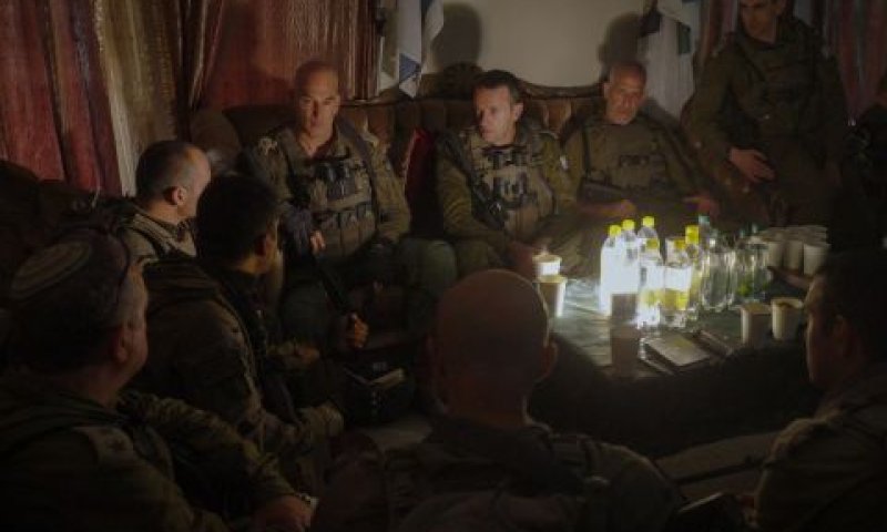 הרצי הלוי, רונן בר. דון הערכת מצב עם אור מפנס [צילום: דובר צה"ל]