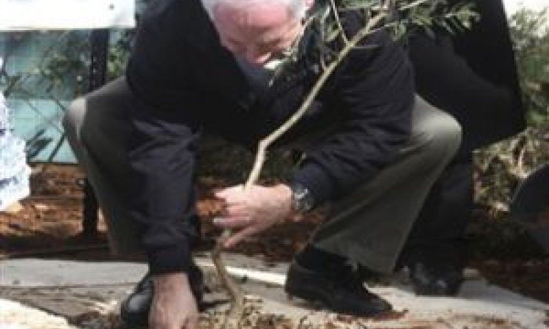 נתניהו בנטיעות ט"ו בשבט באריאל [צילום: פלאש 90]