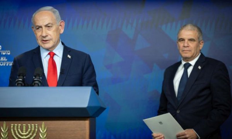 גל הירש ונתניהו במסיבת העיתונאים [צילום: נועם ריבקין פנטון/פלאש 90]