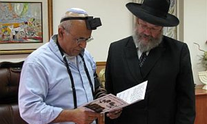 אביגדור קהלני מניח תפילין [צילום: יח"צ]