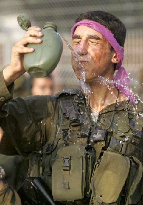 מים חמים לחייל רותח [צילום: פלאש 90]