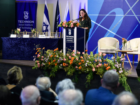מנחת הטקס פרופ' אסיה רולס מהפקולטה לרפואה ע"ש רפפורט [צילום: רמי שלוש, דוברות הטכניון]