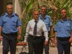 ואנונו בדרכו אל מחוץ לכלא, מלווה בקציני שב"ס בכירים [צילום: ערוץ 10]